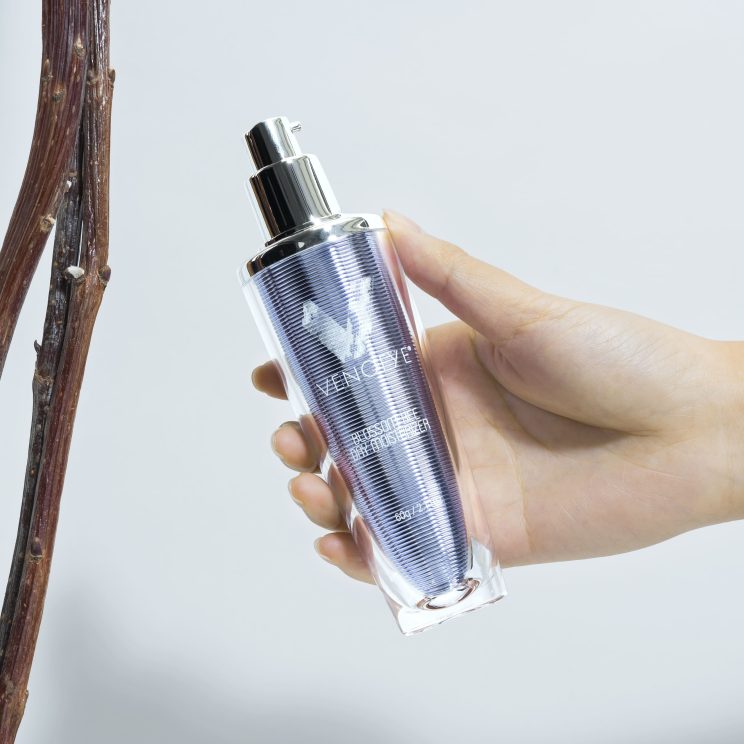 Hand holding Venofye day cream