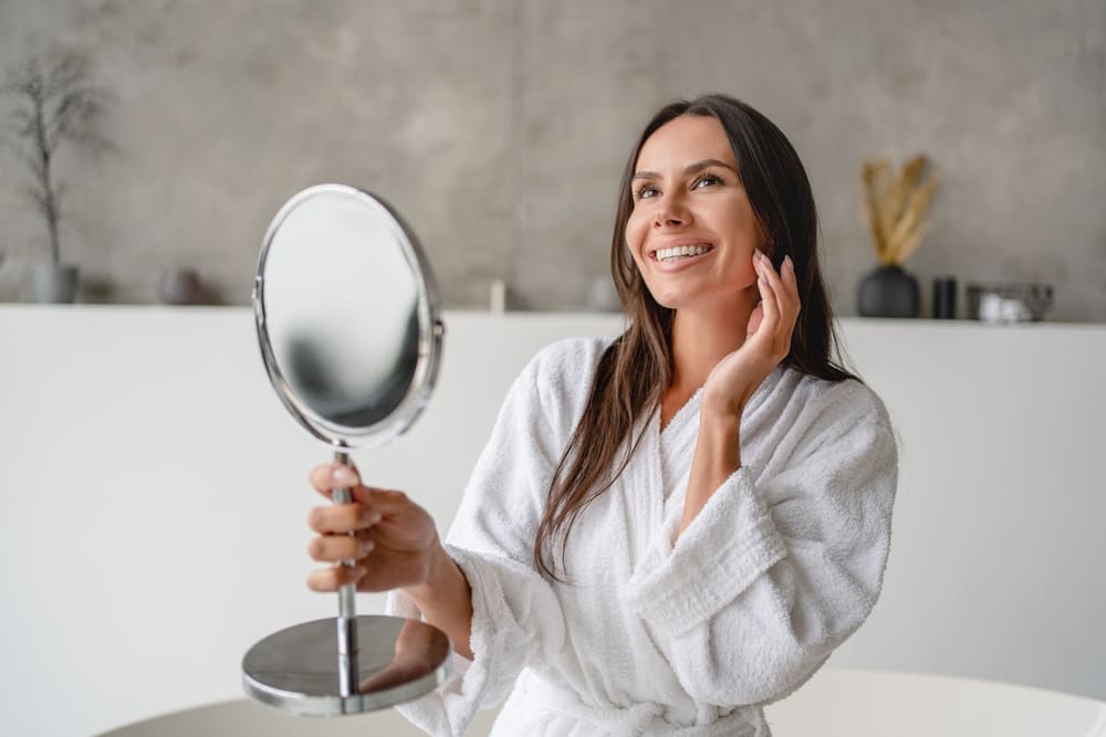 4 Venofye products on a white background with gold flakes and green plants