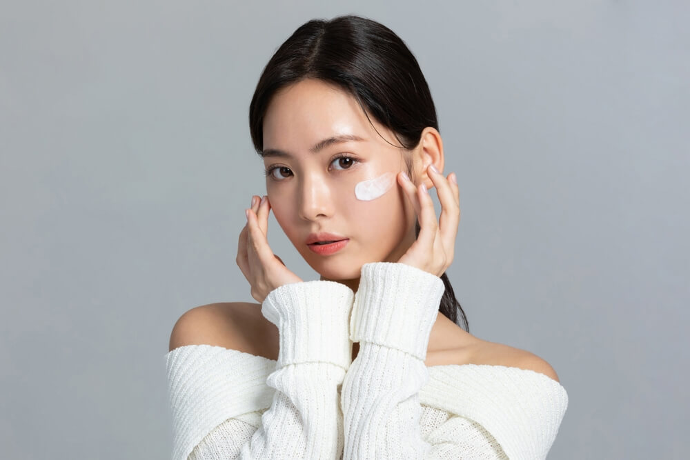 4 Venofye products on a white background with gold flakes and green plants