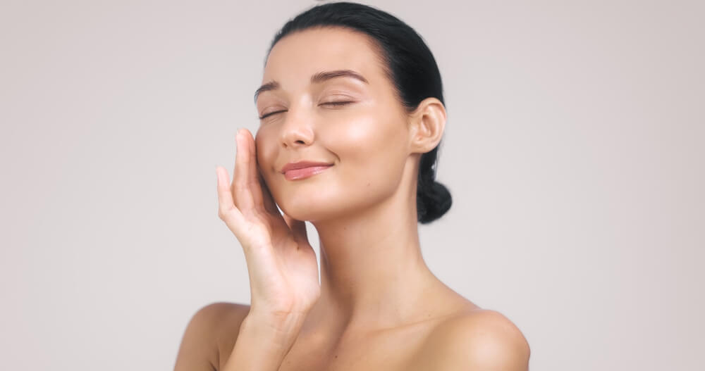 4 Venofye products on a white background with gold flakes and green plants