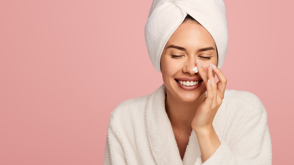 4 Venofye products on a white background with gold flakes and green plants